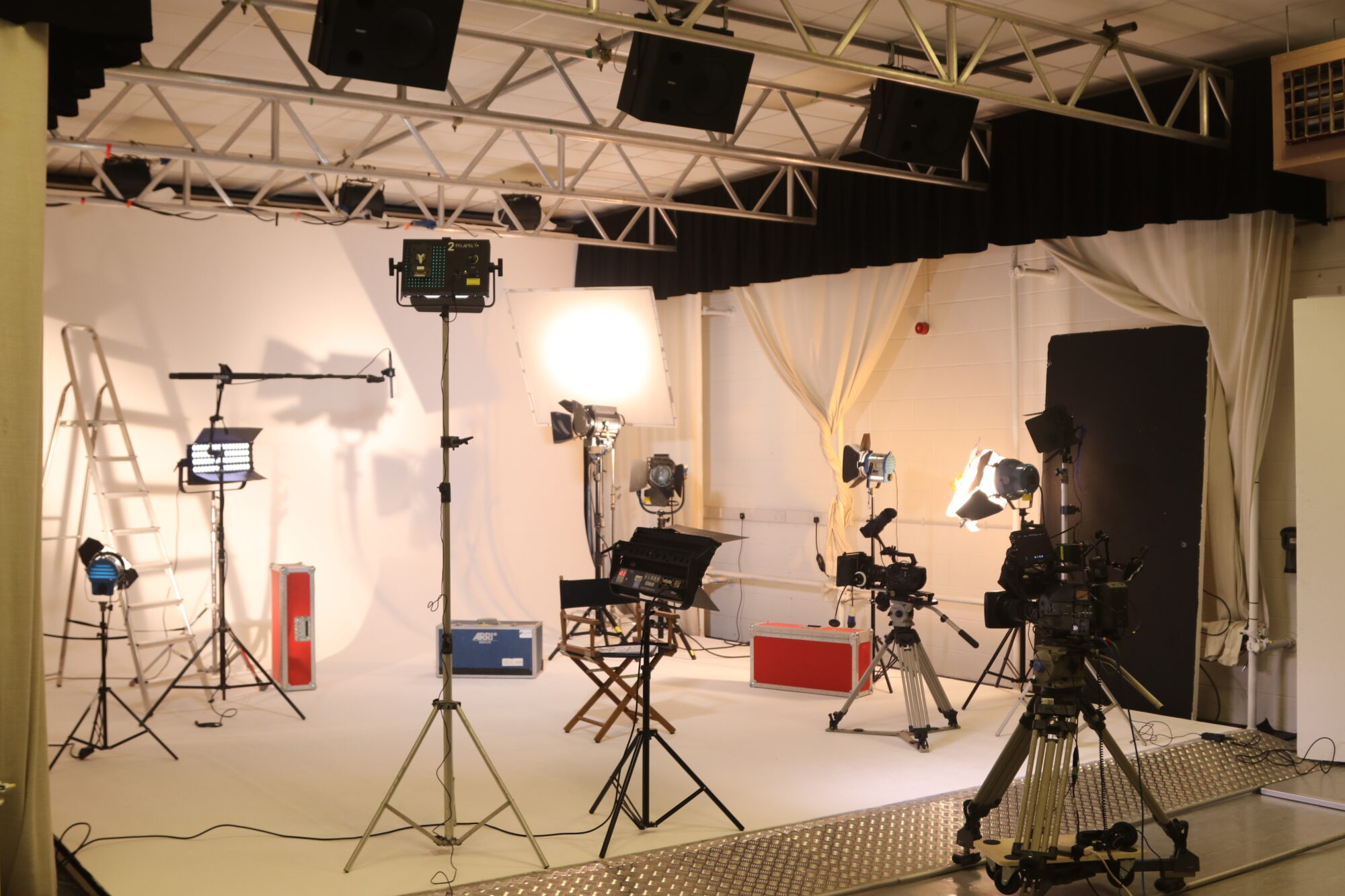 Technical setup with screens and lighting for a corporate event